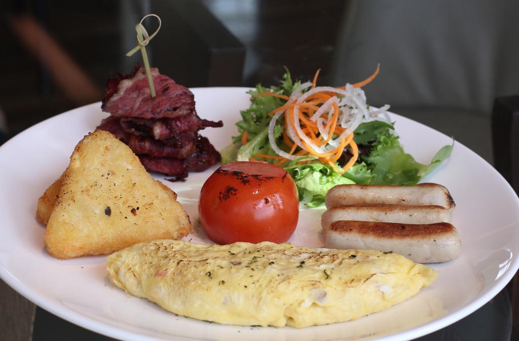 Gtower Hotel Kuala Lumpur Exterior foto An omelette with bacon, salad and bread